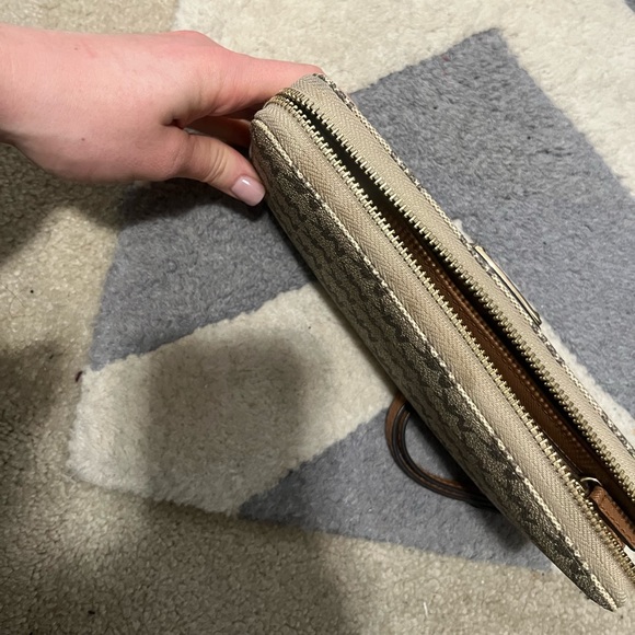 Micheal Kors wallet - Picture 6 of 6